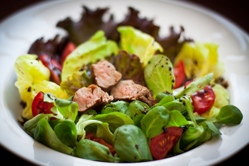 Rehfilet auf Salatbouquet