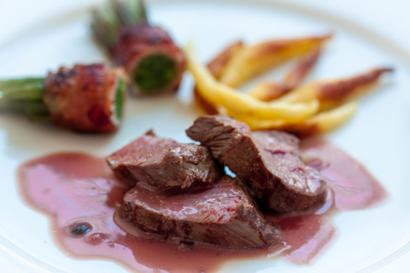 Rehrückenfilet mit Brombeer-Wacholderrahm